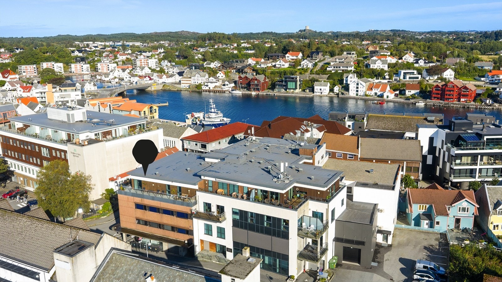 Leiligheten har en sentral og attraktiv beliggenhet - midt i hjertet av Kopervik sentrum Galleribilde
