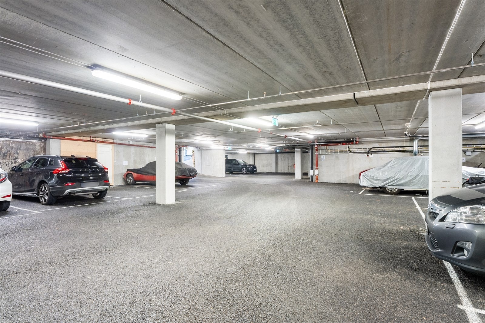 Det medfølger også en parkeringsplass i lukket garasjeanlegg i underetasjen - her er det også montert lader for elbil Galleribilde