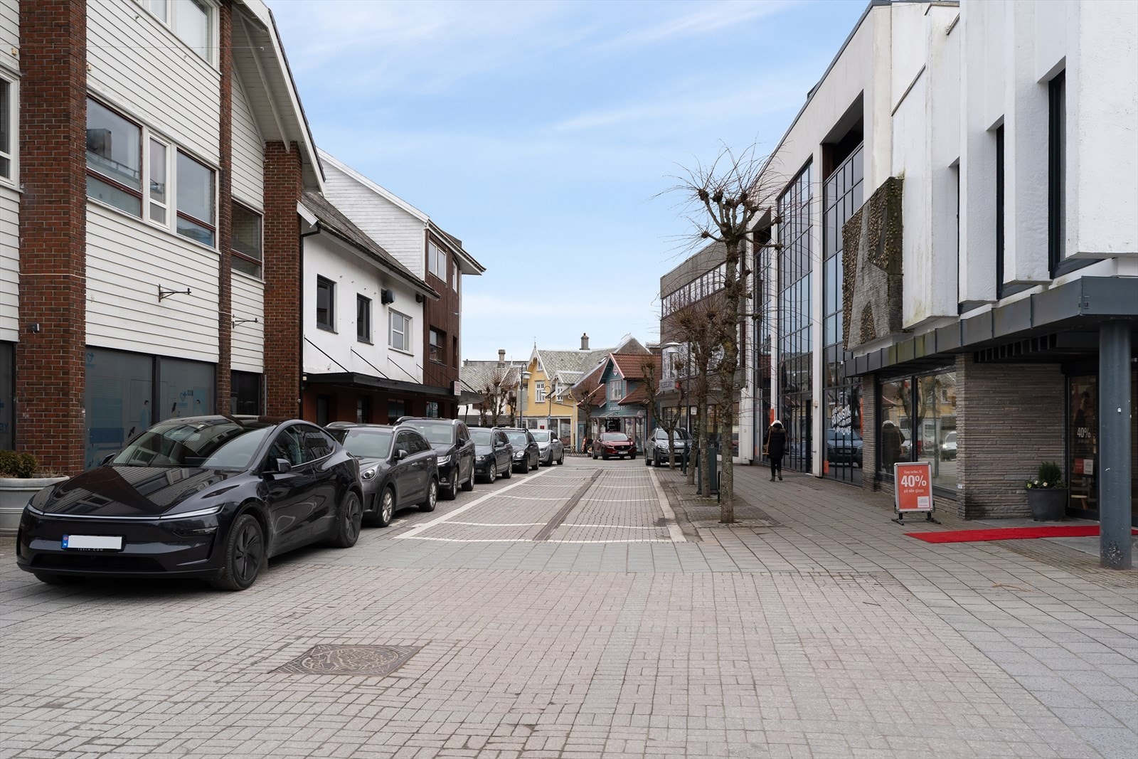 Det er også gangavstand til det meste byen har å tilby, blant annet barnehager, barne- og ungdomsskole, idrettsanlegg, kjøpesenter, kino, sandstrand og flotte turområder Galleribilde