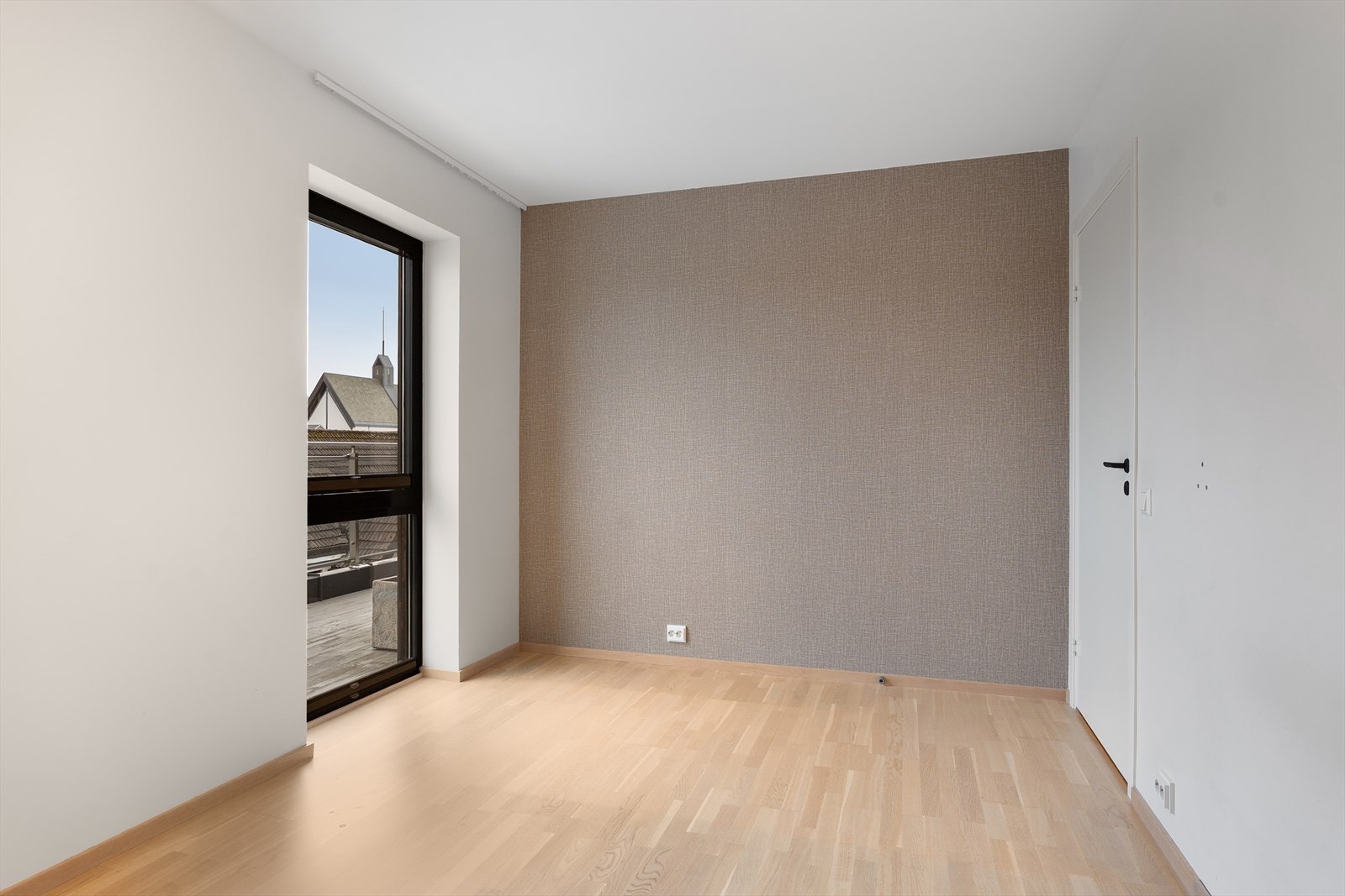 Hovedsoverommet har god plass til dobbeltseng og nattbord Galleribilde