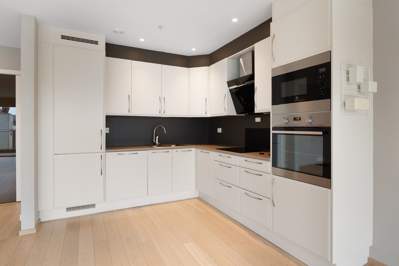 Leiligheten har et tidløst og pent Sigdal-kjøkken som ble utvidet og påkostet med en verdi på ca. kr 70 000,- ifølge leveransebeskrivelsen Galleribilde