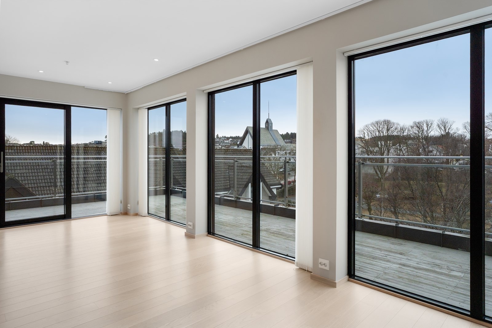 De gode lysforholdene, kombinert med en generøs takhøyde på 2,5 meter, skaper en luftig og herlig romfølelse Galleribilde