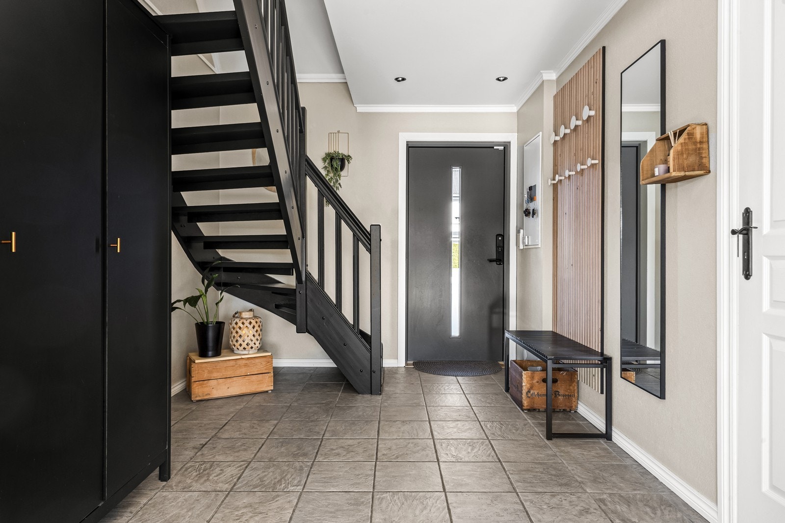 Velkommen inn... Flislagt hall med god plass til garderobeløsninger. Galleribilde