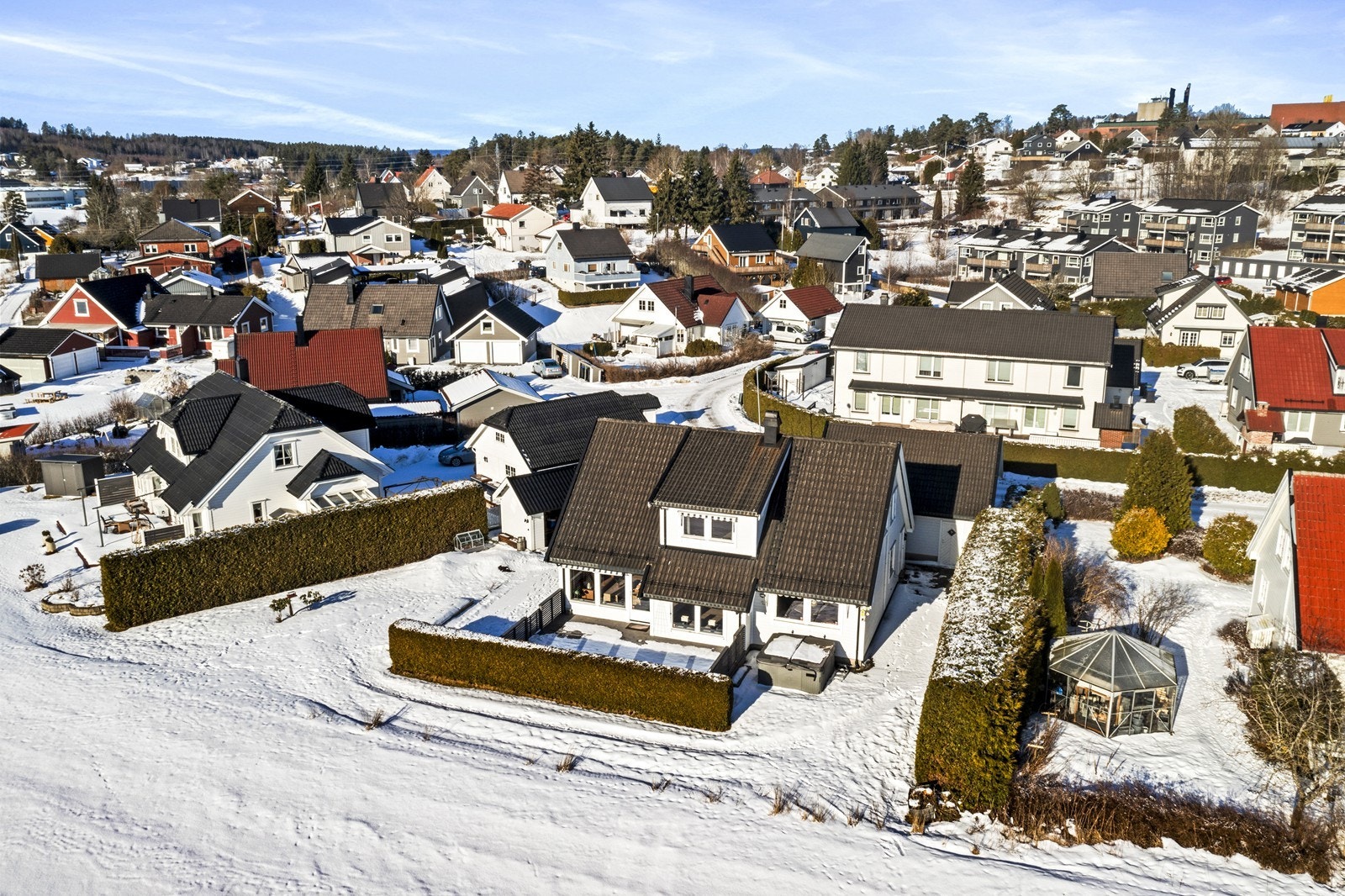 Eiendommen har en fin beliggenhet i utkanten av et etablert boligområde. Galleribilde