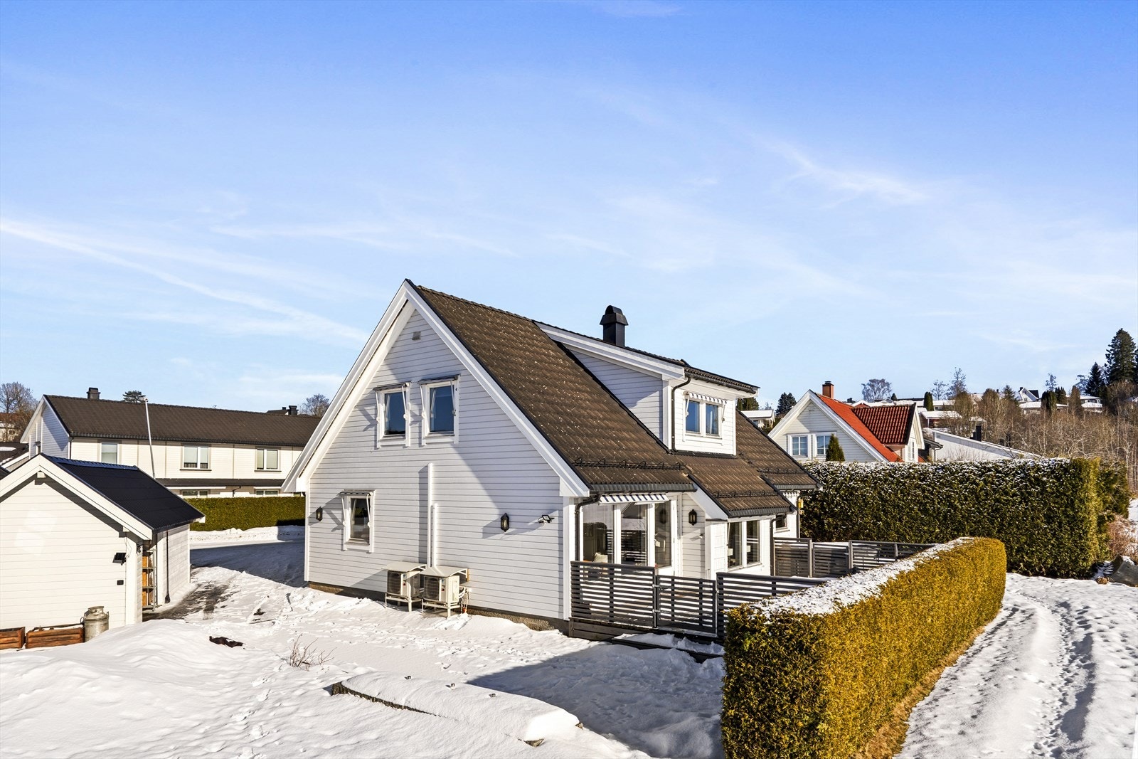 Deler av tomta er pent omrammet av hekker. Galleribilde