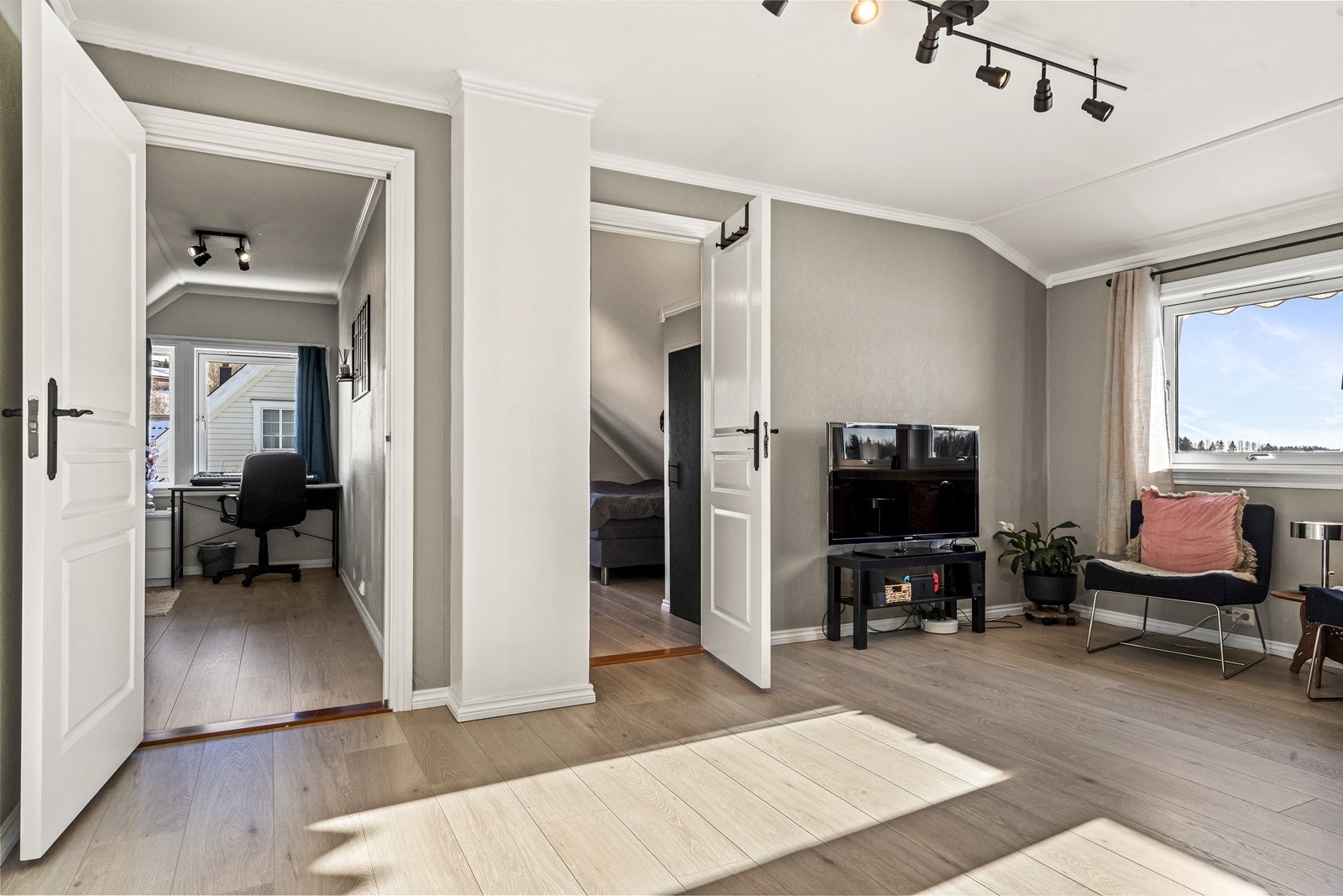 Fra trappa opp til 2. etasje et rom som kan brukes til loftstue. Galleribilde