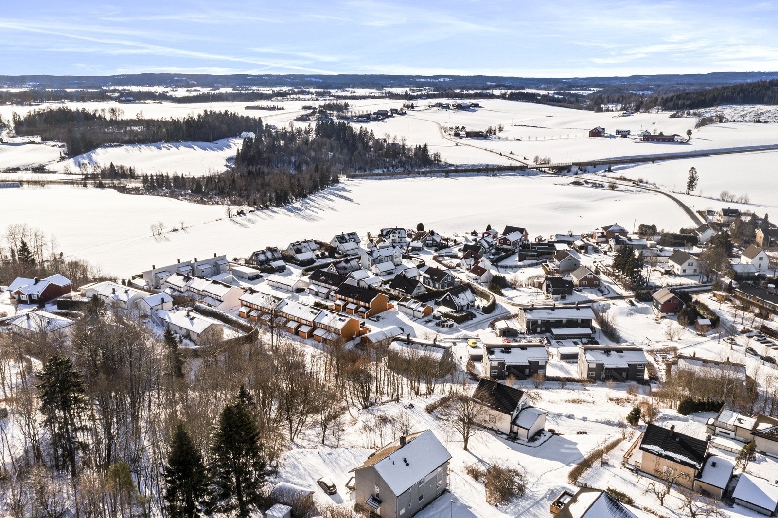 Eiendommen ligger i ytterkant av et etablert boligområde i Askim. Her er det både utsikt over landbruksområder, og gangavstand til Askim sentrum. Galleribilde