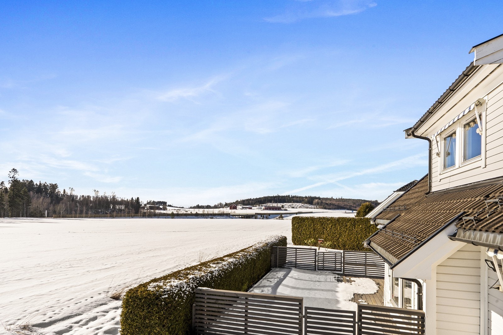 Solrik og skjermet terrasse. Galleribilde