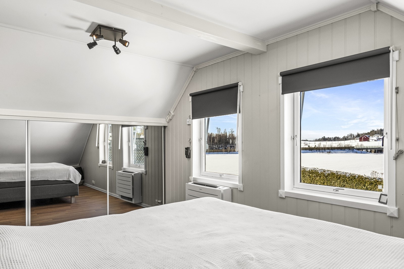 Det er totalt 3 soverom i 2. etasje. Her fra hovedsoverommet. Galleribilde