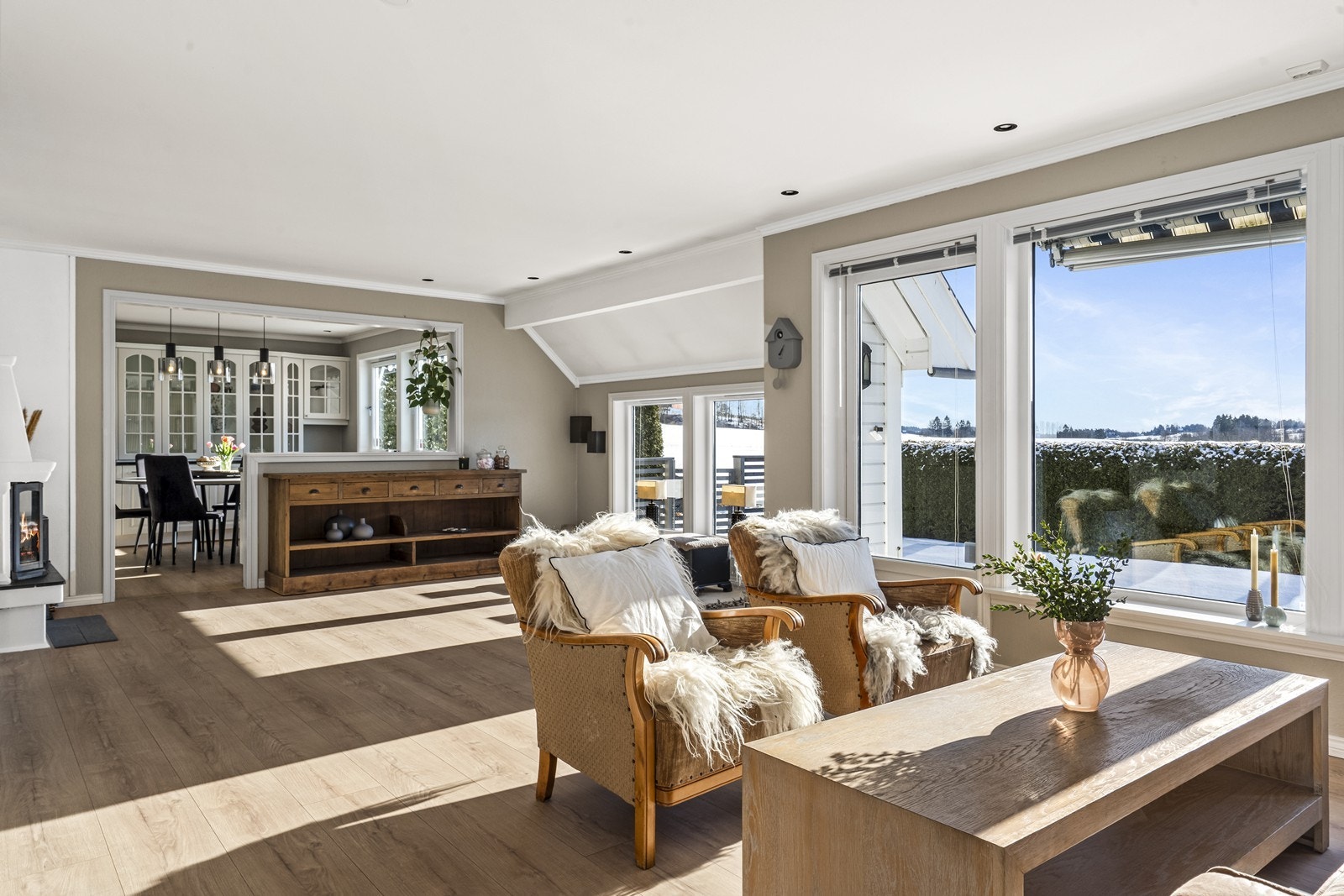 Fra stua er det åpen løsning mot spisestua. Galleribilde