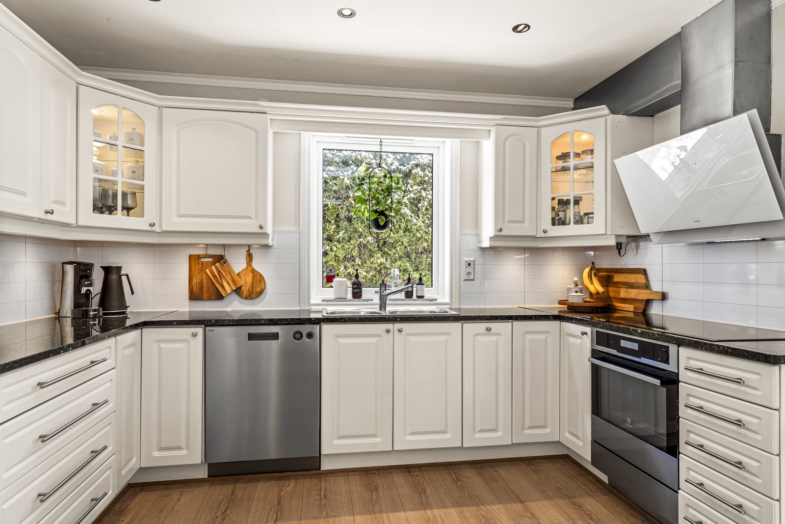 Lys kjøkkeninnredning md profilerte fronter. Galleribilde