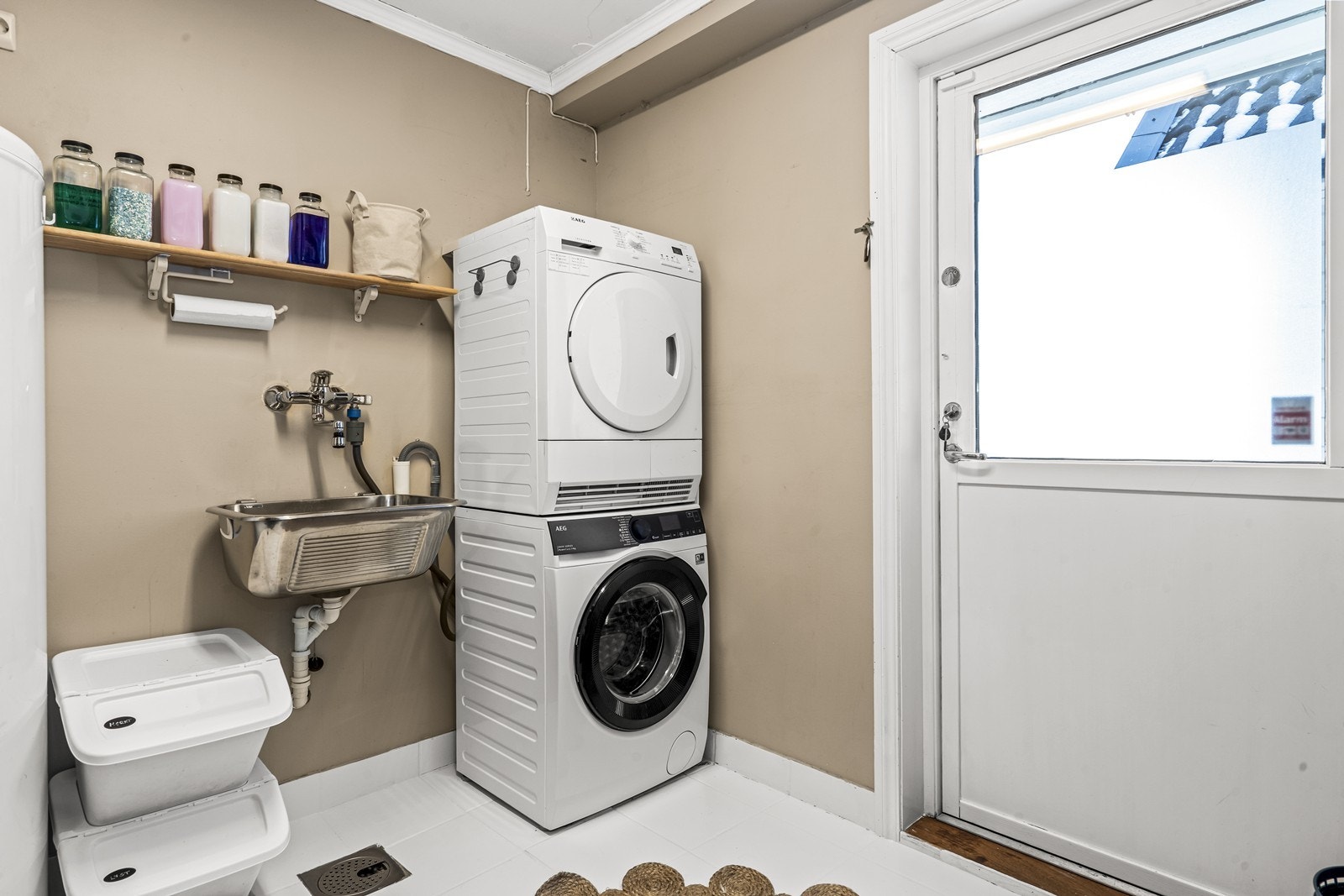 Vaskerom med utgang. Galleribilde