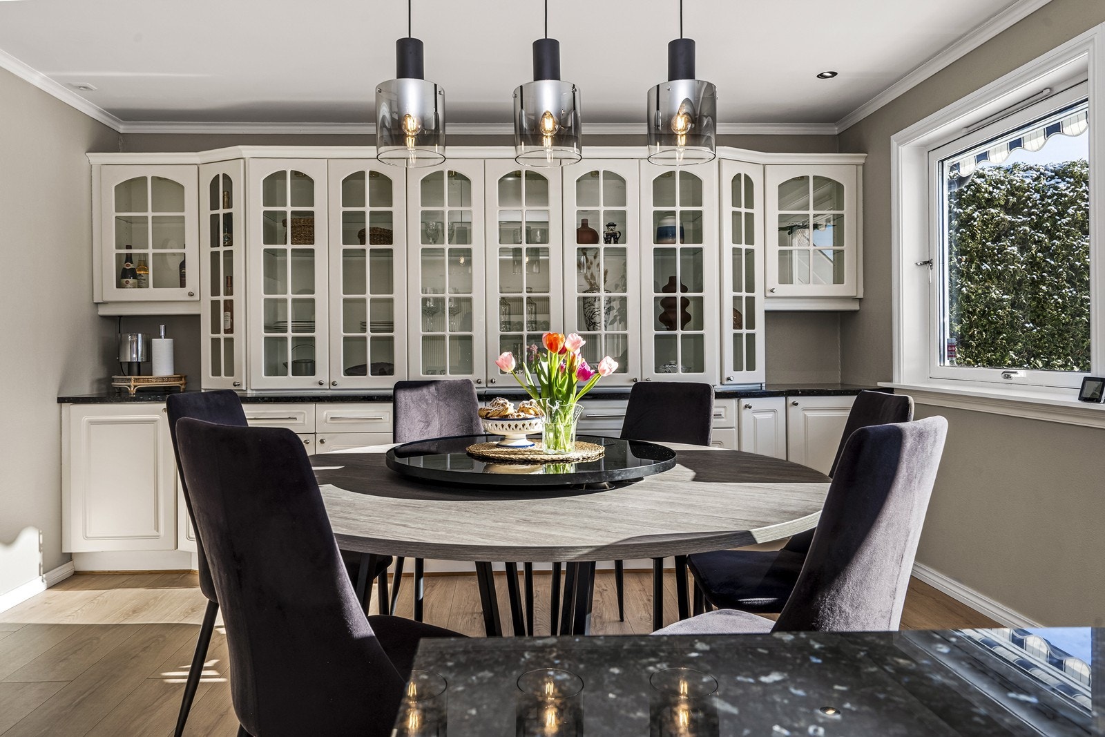 Spisestue innredet med lys skapinnredning. Galleribilde