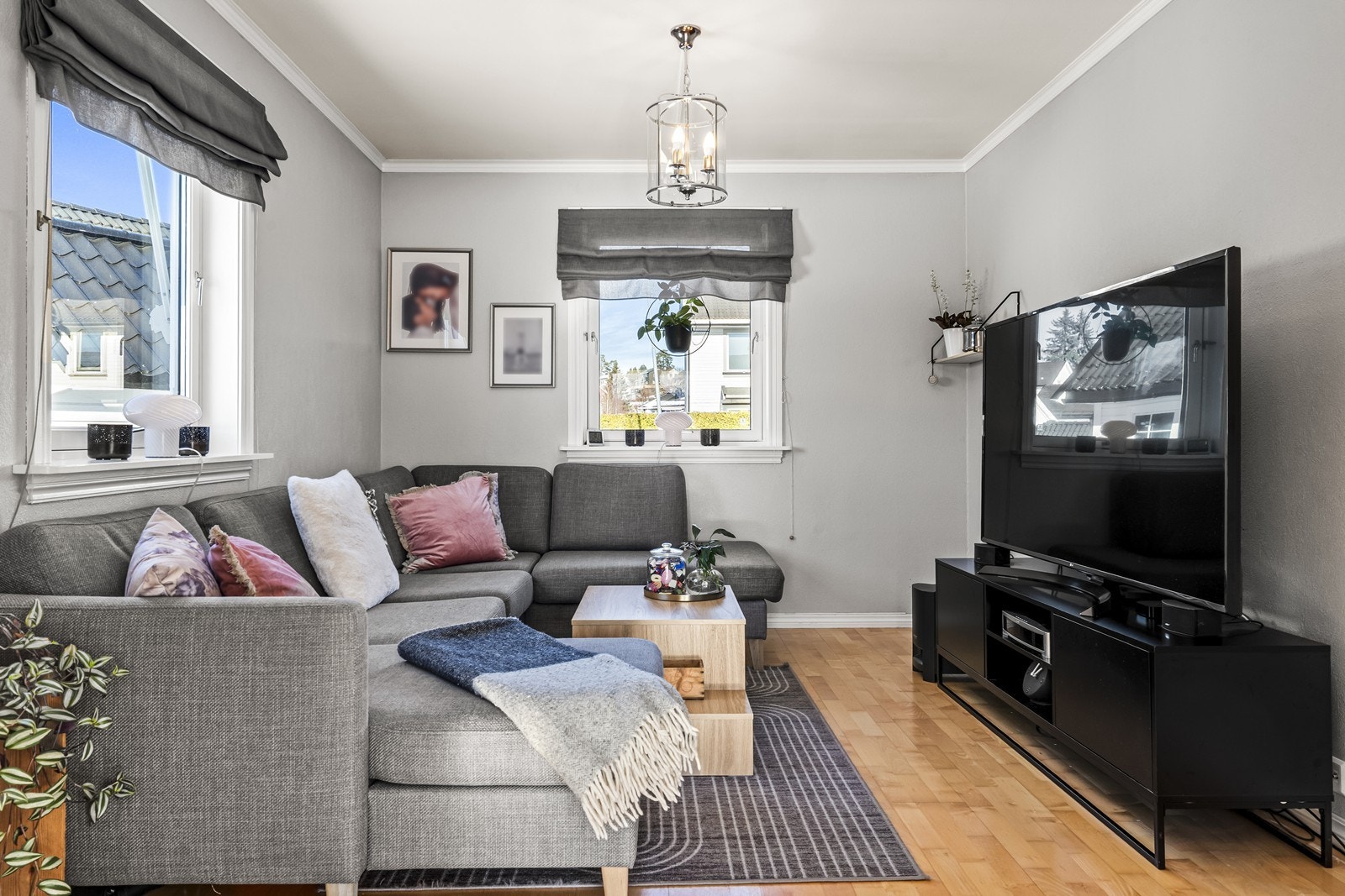 Egen TV-stue i 1. etasje. Kan også enkelt endres til soverom. Galleribilde