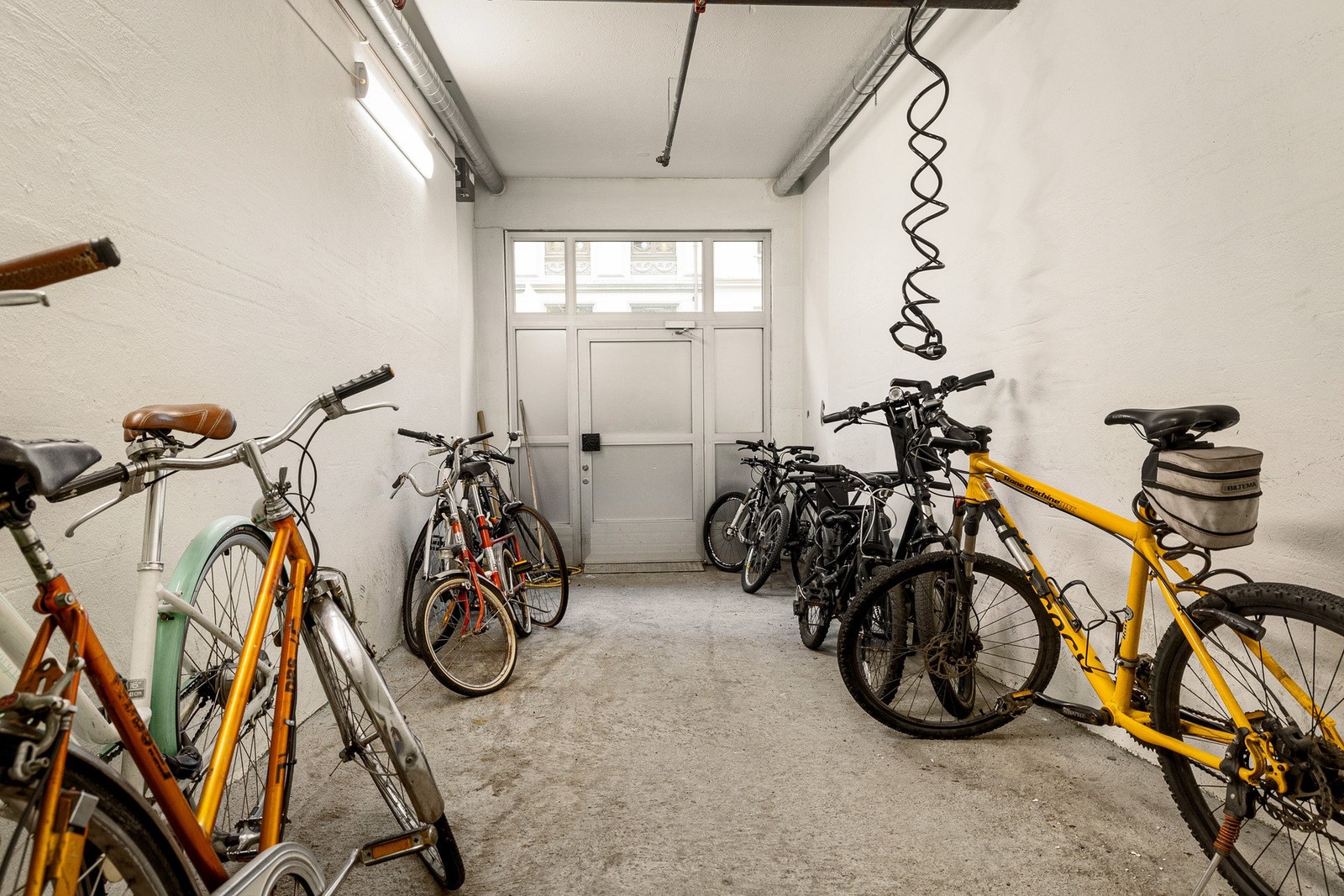 Det finnes låsbar innendørs sykkelparkering. Galleribilde