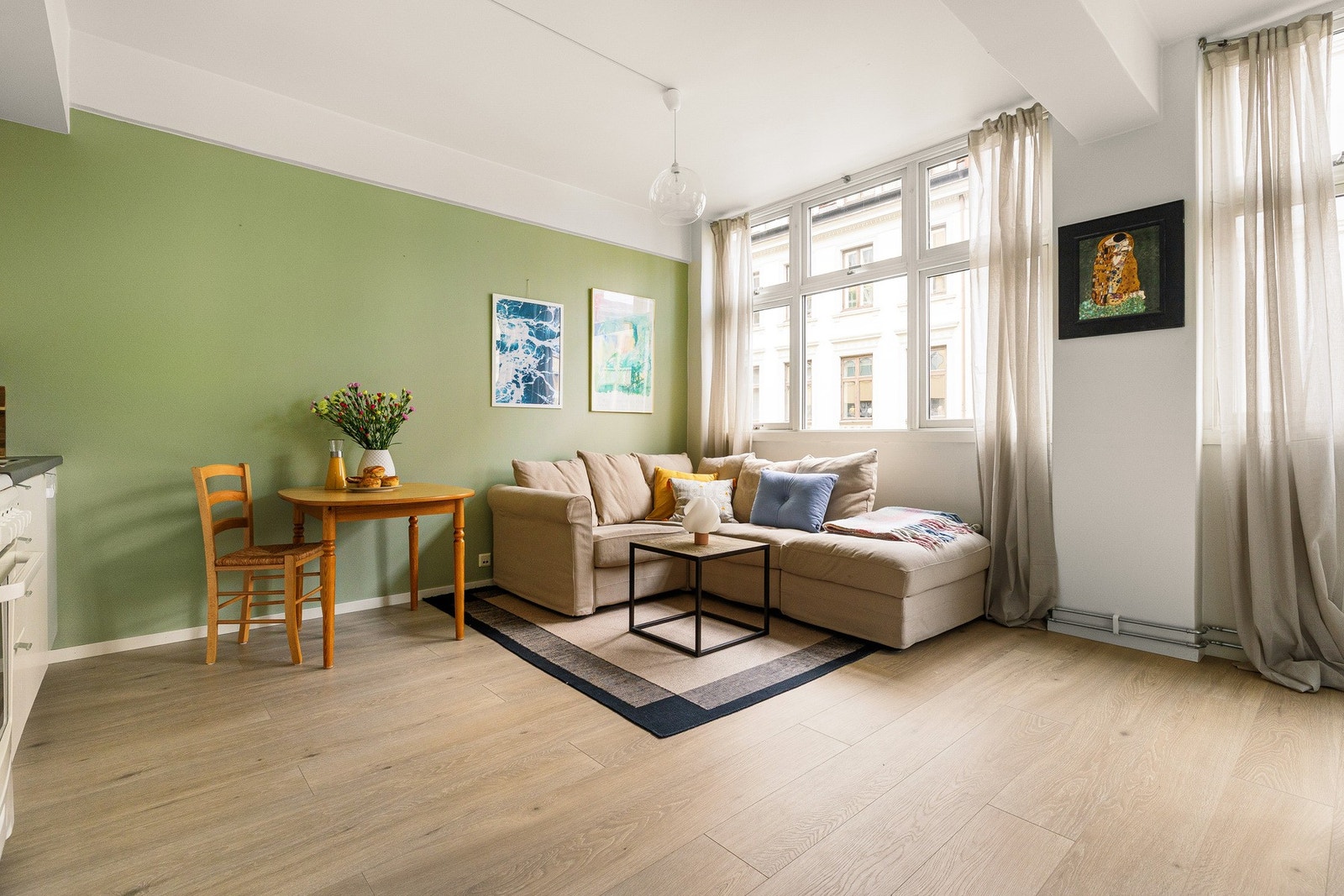 Oppvarming (radiator), varmtvann og fibernett inngår i fellesutgiftene. Dette skaper forutsigbare boutgifter. Galleribilde