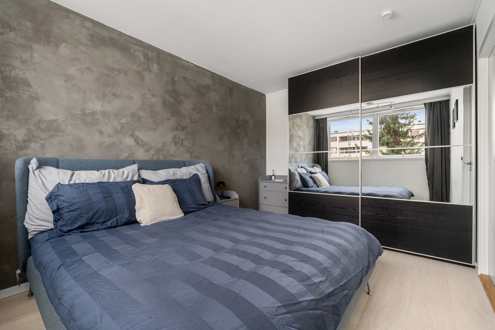 God pass til dobbeltseng og ulike garderobeløsninger. Galleribilde