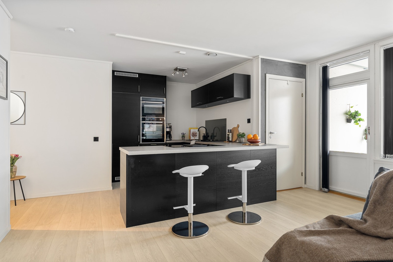 Lekkert og moderne kjøkken i mørk utførelse med lyse detaljer. Galleribilde