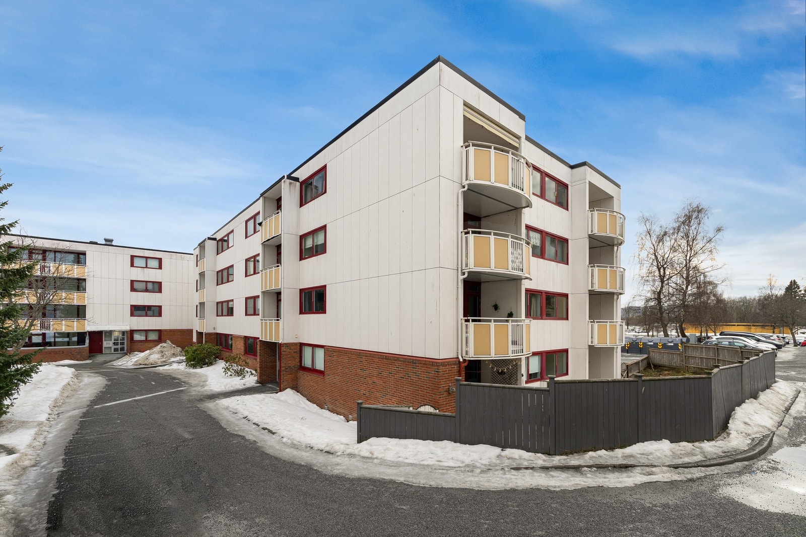 Leiligheten ligger i et rolig og etablert boligområde på Saupstad. Meget barnevennlig område med lite trafikk og lekeplasser for barn i gatetun. Galleribilde