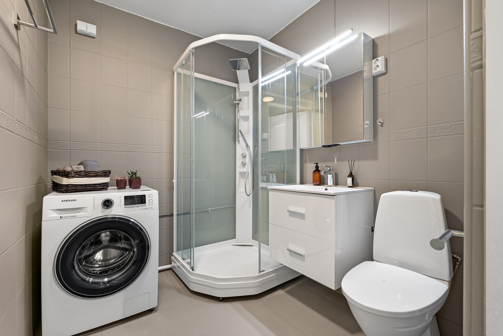 Pent flislagt baderom med behagelig gulvvarme. Galleribilde