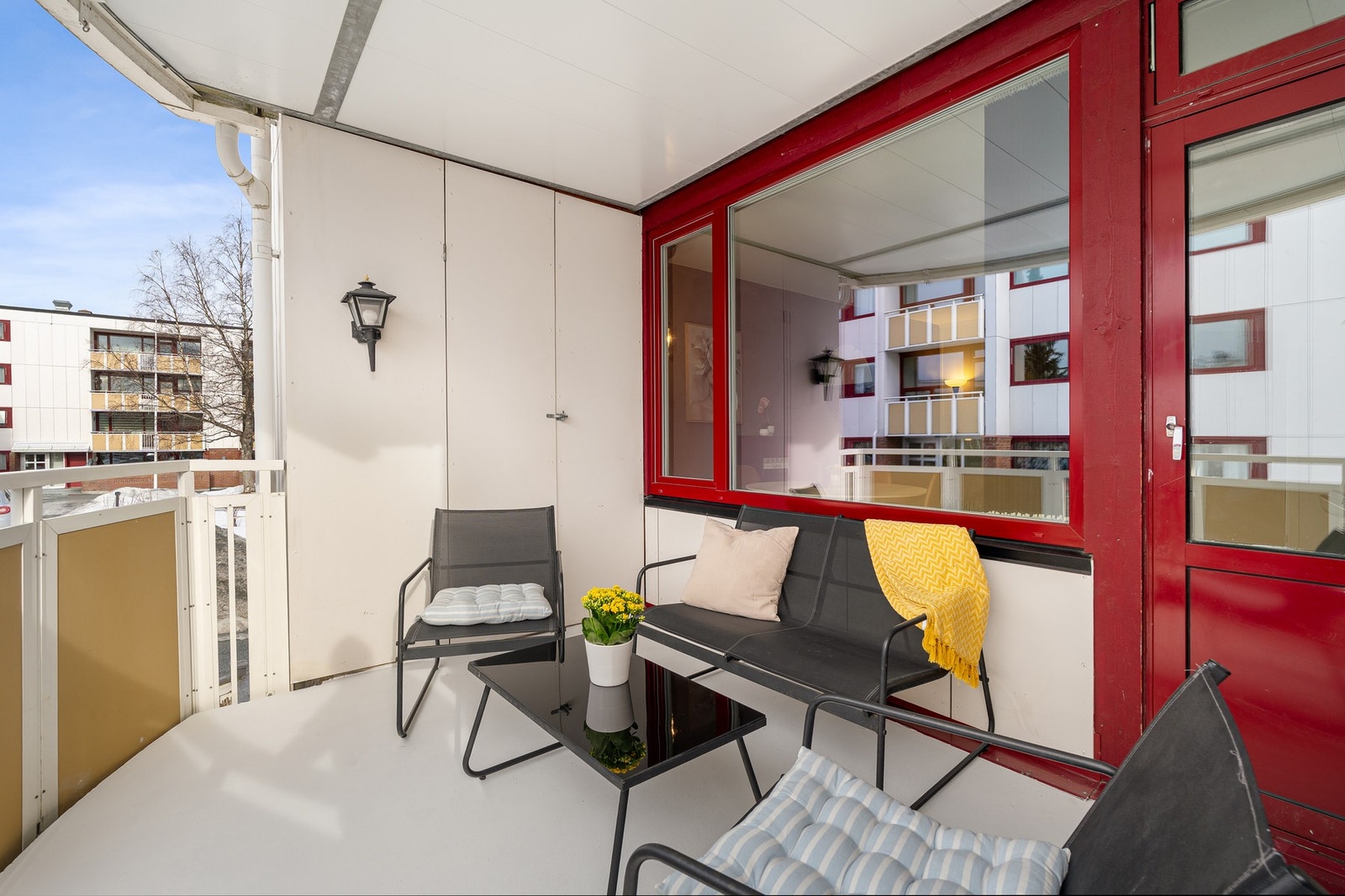 Balkongen er på 8 m² og gir gode muligheter for møblering etter eget ønske. Galleribilde