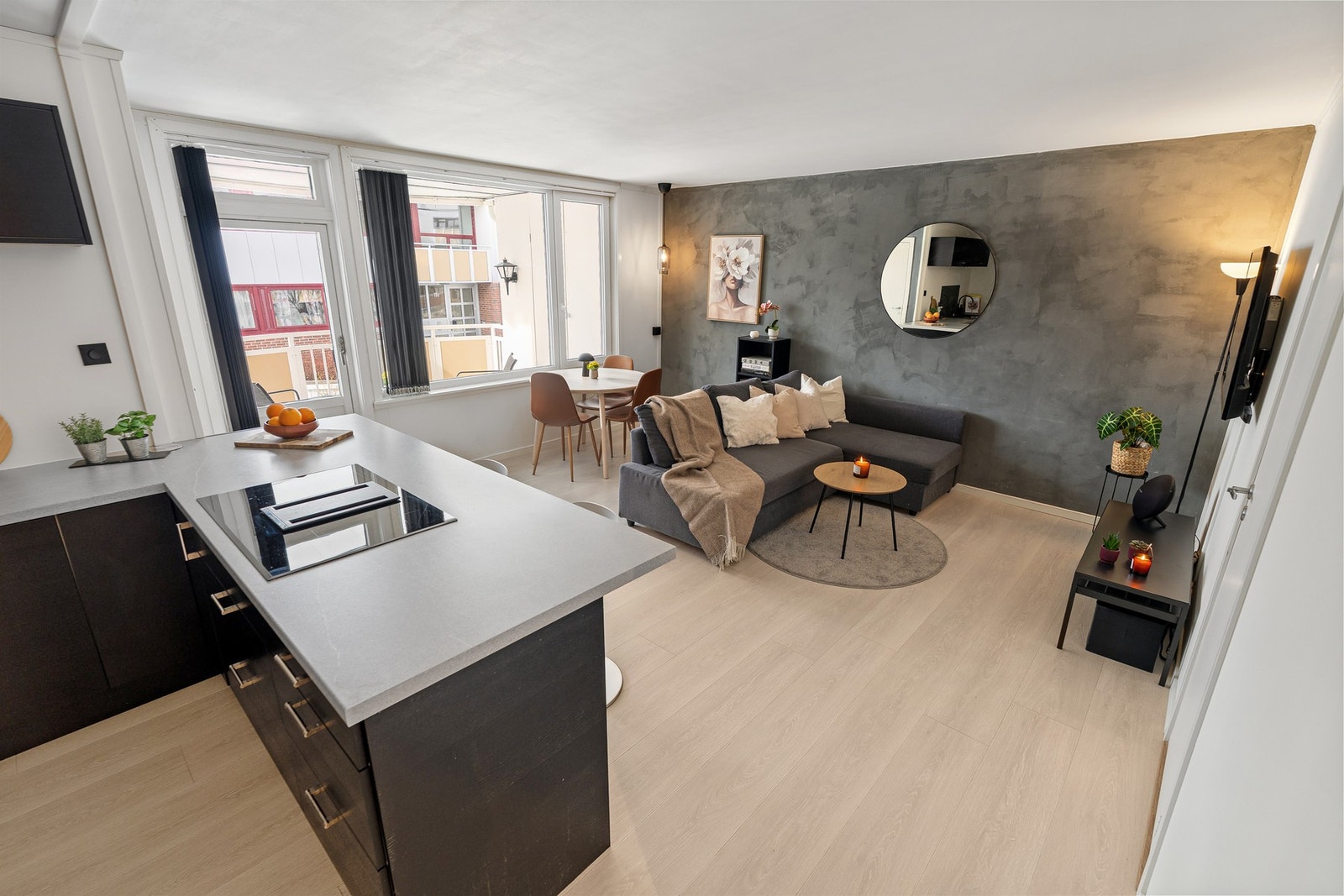 Leiligheten har store vindusflater som slipper inn rikelig med naturlig lys gjennom dagen. Galleribilde