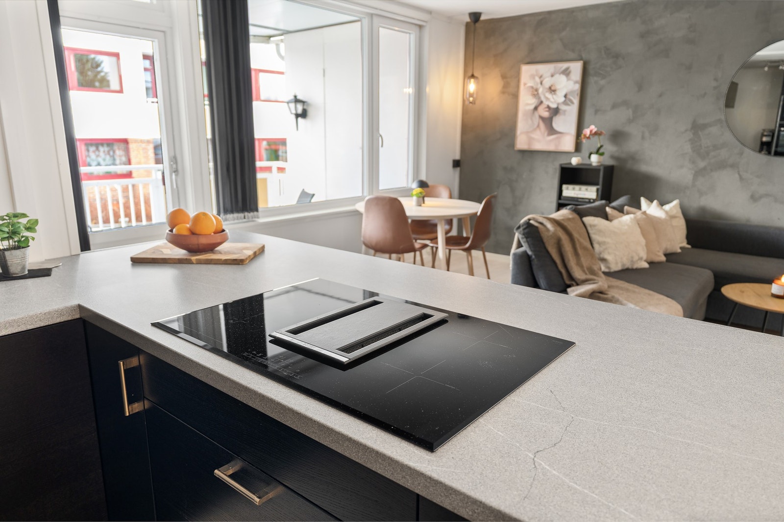 Det er integrert avtrekksvifte i stekeplaten som gir et åpent og ryddig uttrykk. Galleribilde