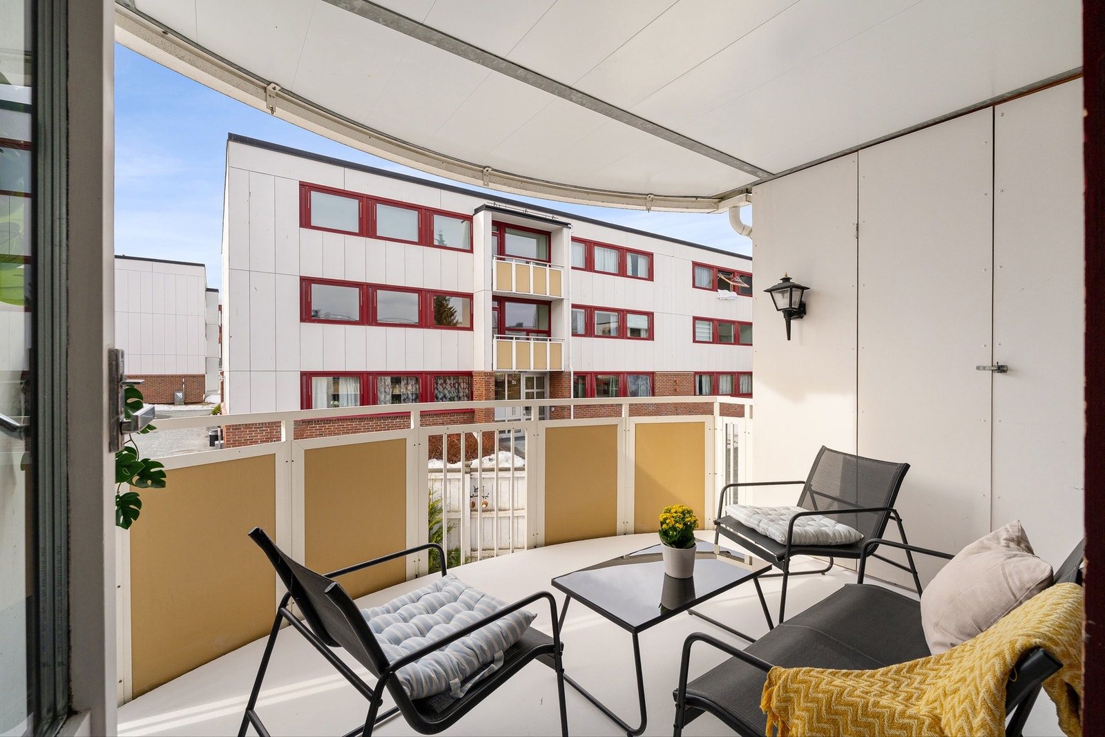 Fra stuen er det direkte utgang til en romslig vestvendt balkong med ypperlige solforhold. Galleribilde