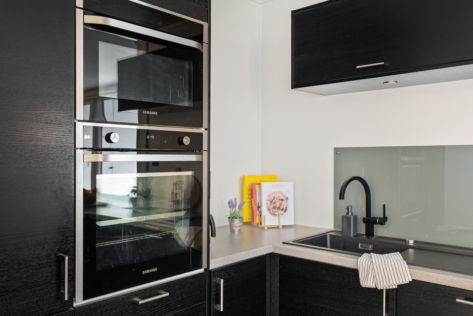 Kjøkkenet har integrerte hvitevarer som platetopp, stekeovn, oppvaskmaskin og frys/kjøleskap. Galleribilde