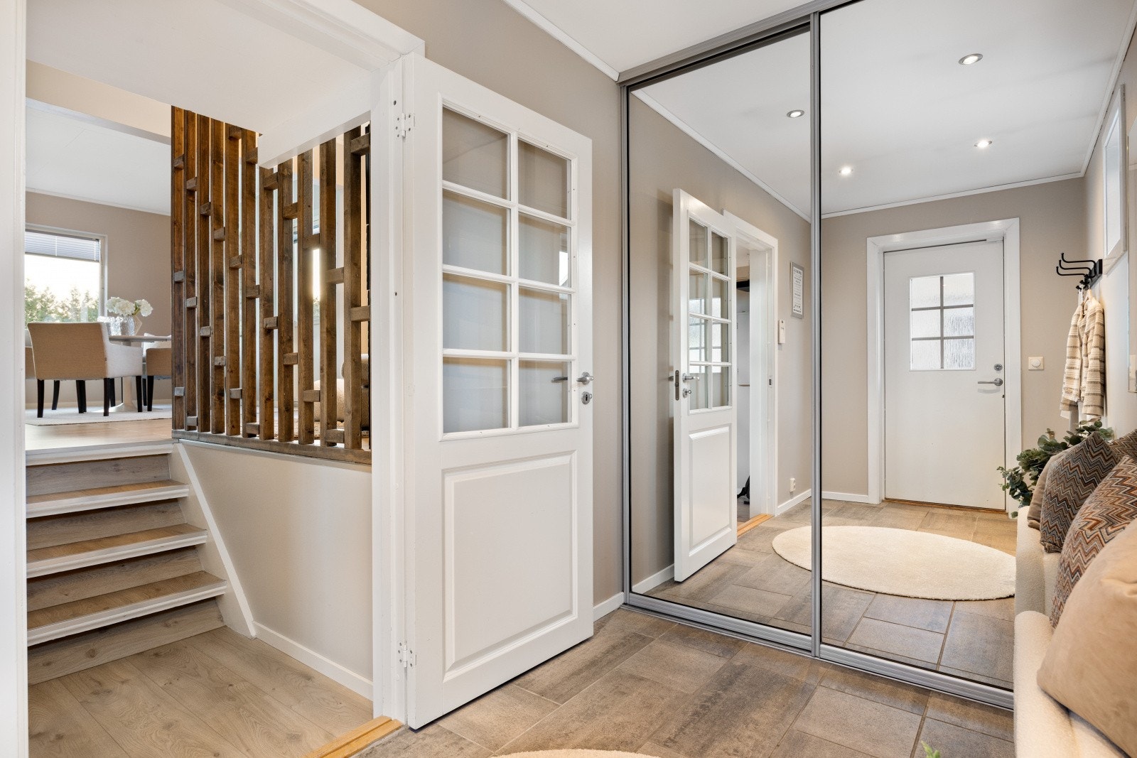 Velkommen inn i en lys og innbydende entré med god plass og garderobeskap. Galleribilde
