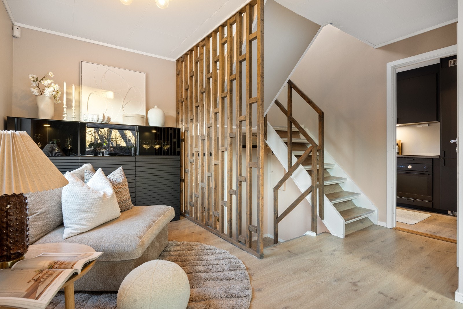 Den lukkede trappen i tre leder opp til andre etasje og ned til kjelleren. Galleribilde