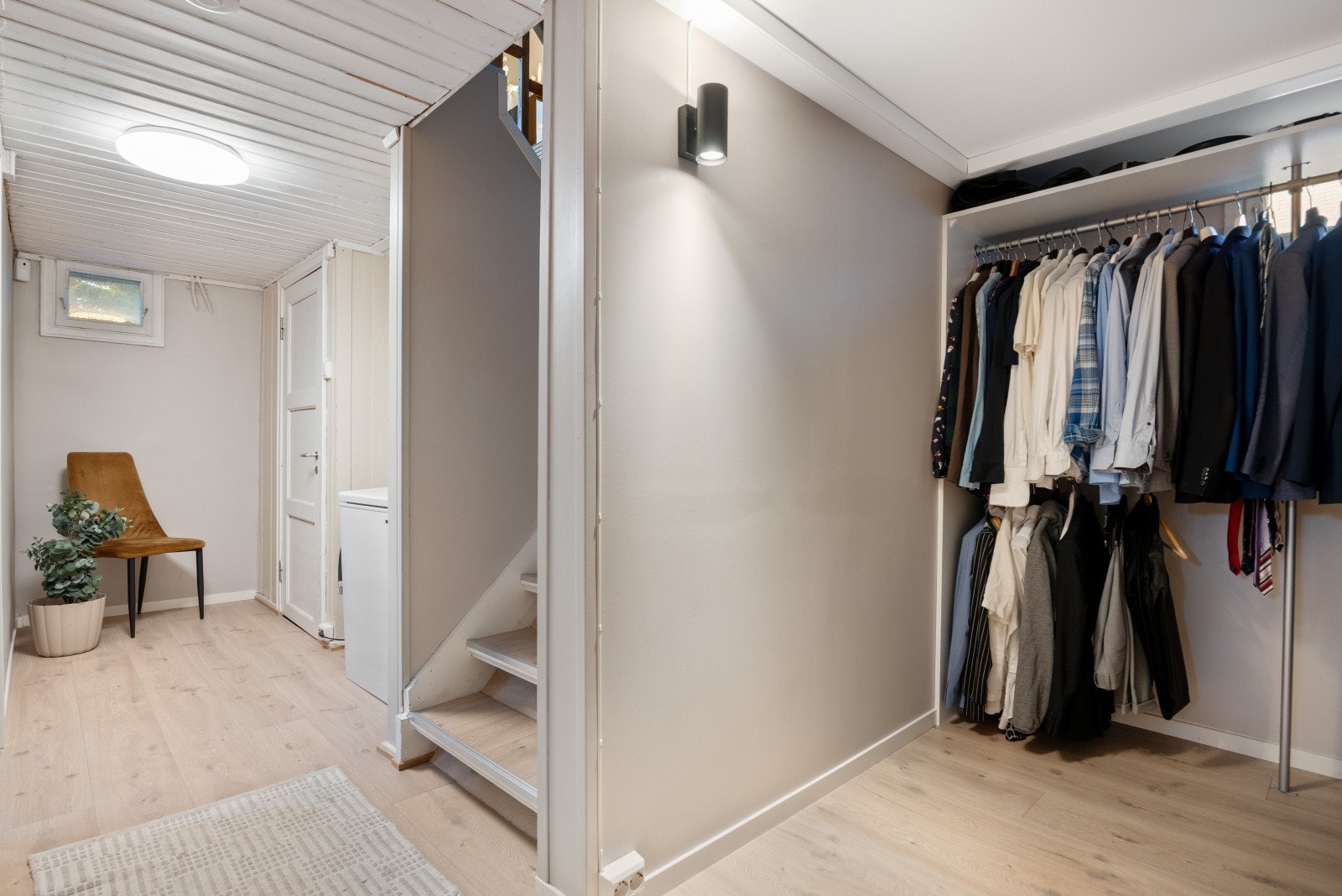 I kjelleren er det også en romslig garderobe og en praktisk bod for ekstra lagring. Galleribilde