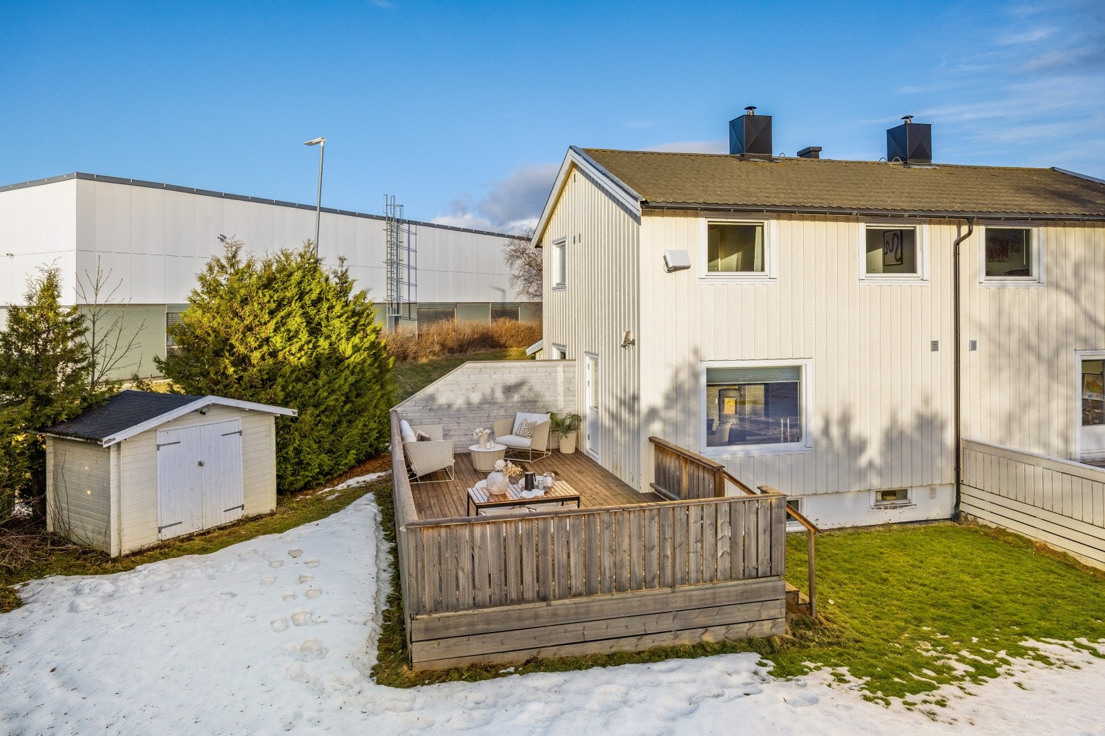 Boligen har en stor, nyere terrasse på 33 m² og en tilnærmet flat tomt. Galleribilde