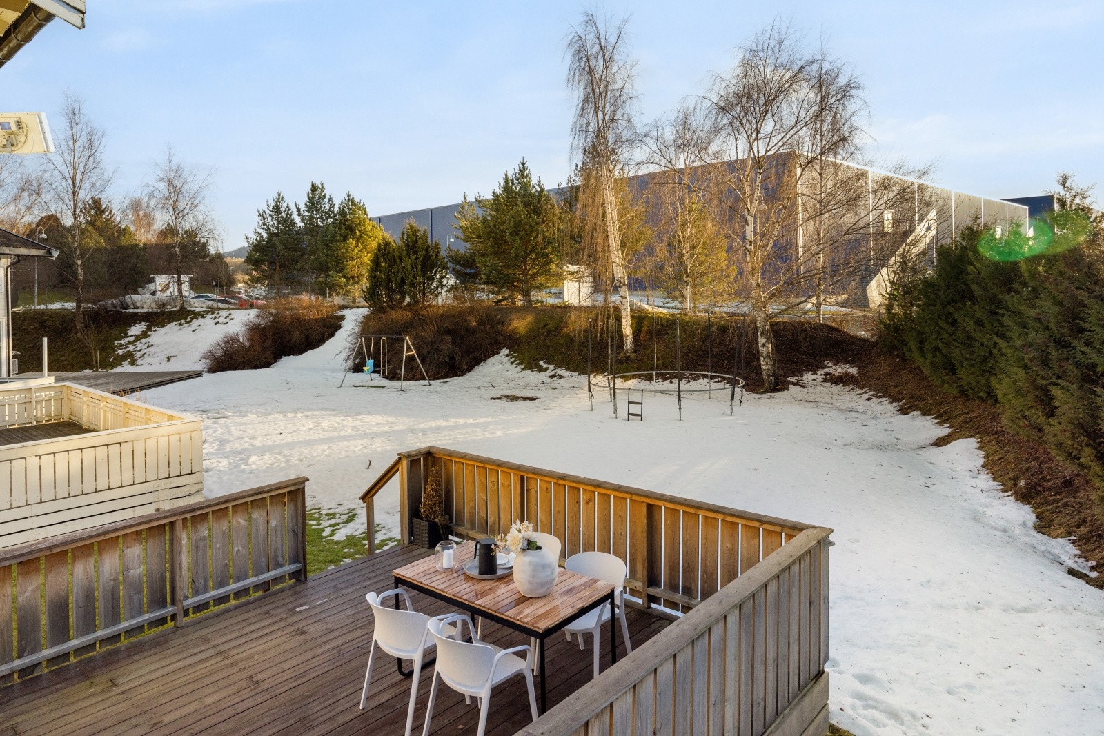 Den romslige, felles tomta byr på lekeplasser og grøntarealer, ideelt for barnefamilier. Galleribilde