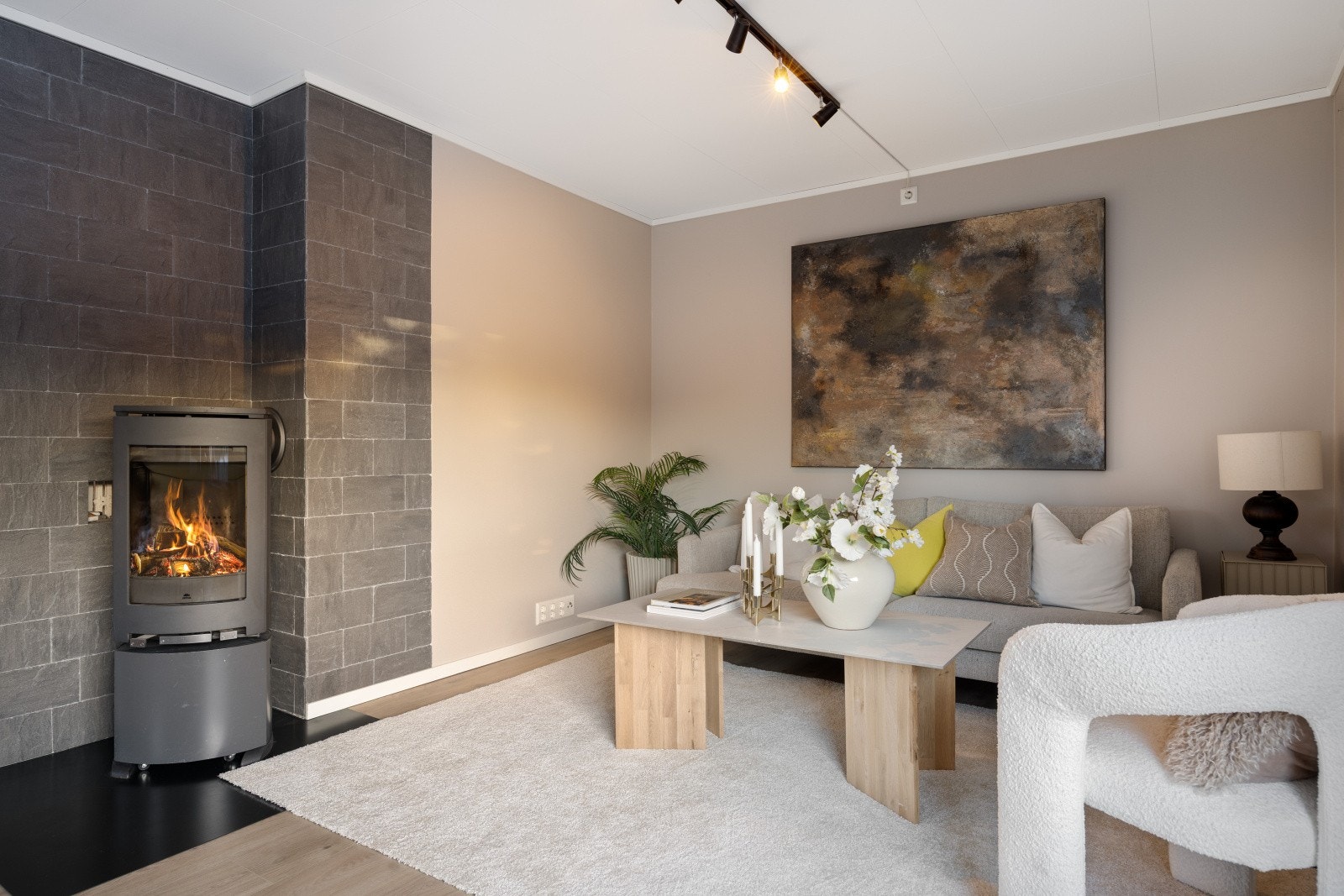 Vedovnen i stuen gir effektiv varme og en lun atmosfære på kalde dager. Galleribilde