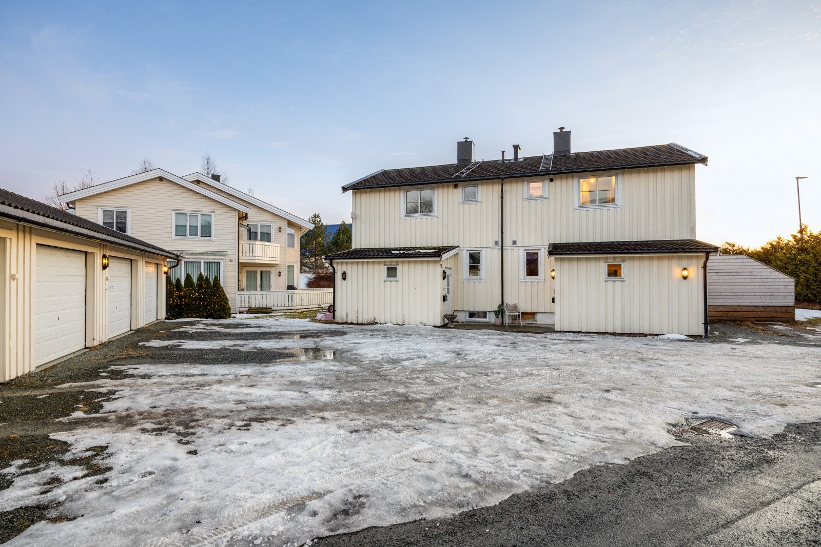 Eiendommen inkluderer en del av garasjeanlegg og en utvendig bod. Galleribilde