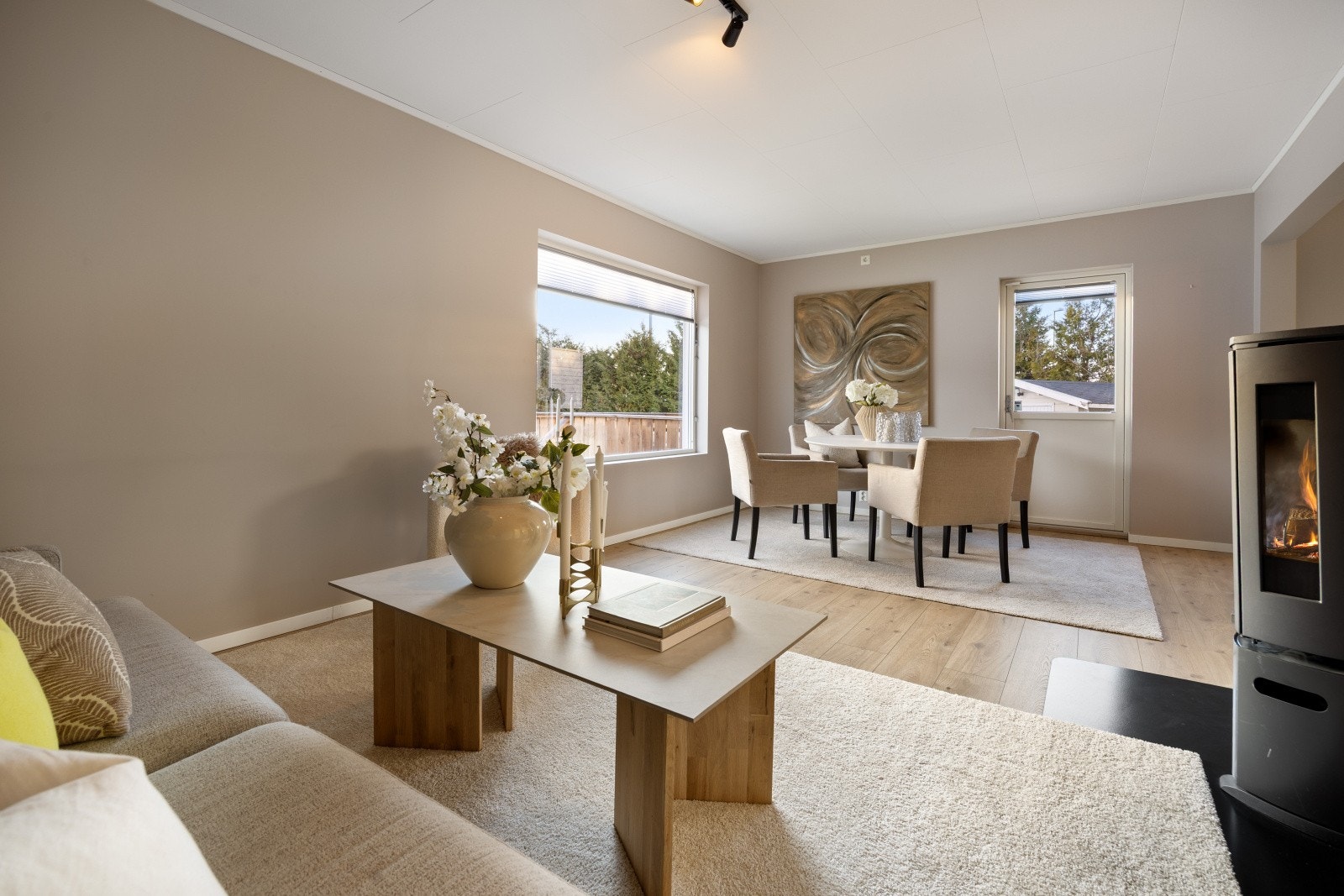 Store vindusflater gir godt med naturlig lys. Vinduene er hovedsakelig fra 2011. Galleribilde