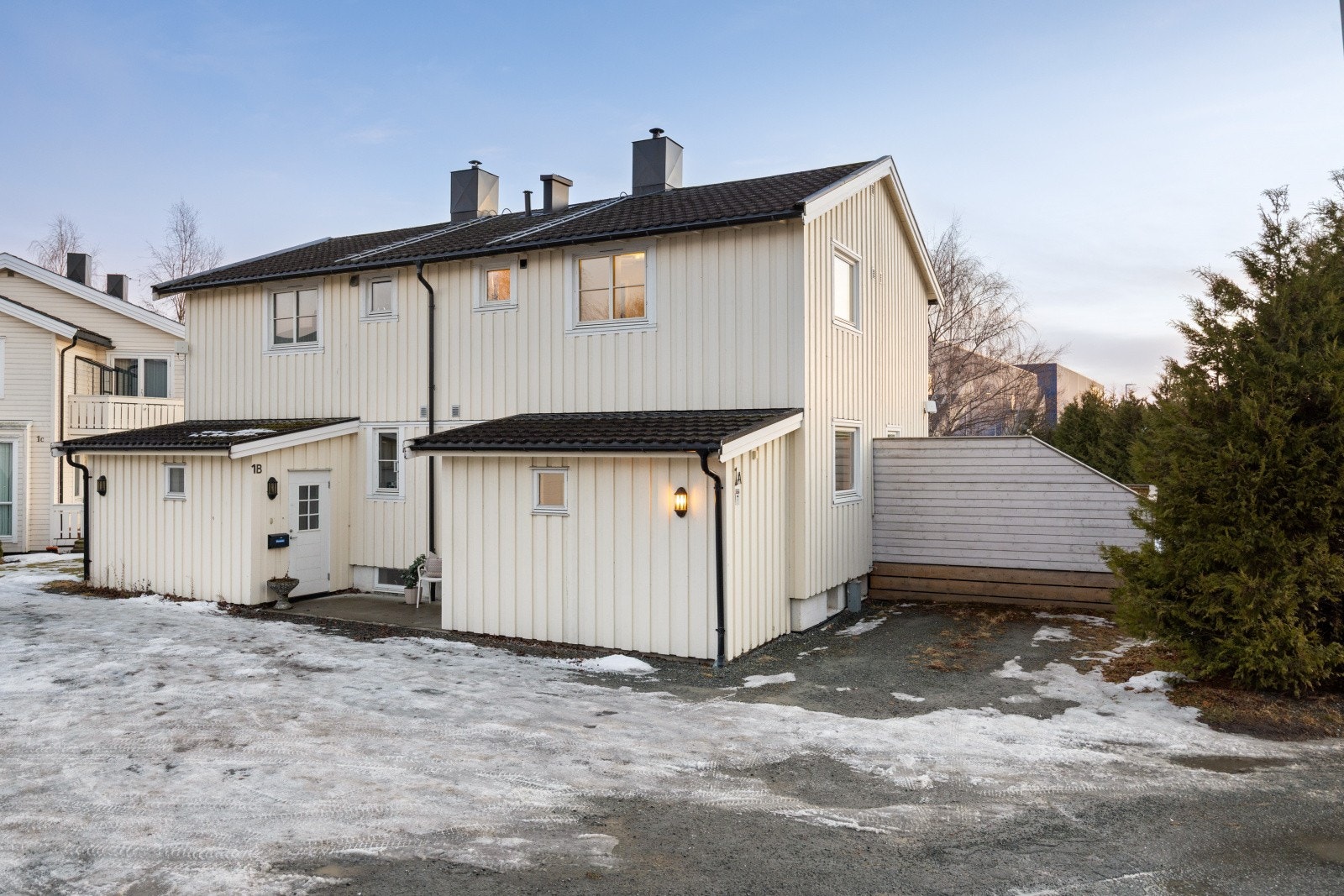 Fasaden har stående trekledning som ble fornyet i 2011. Galleribilde