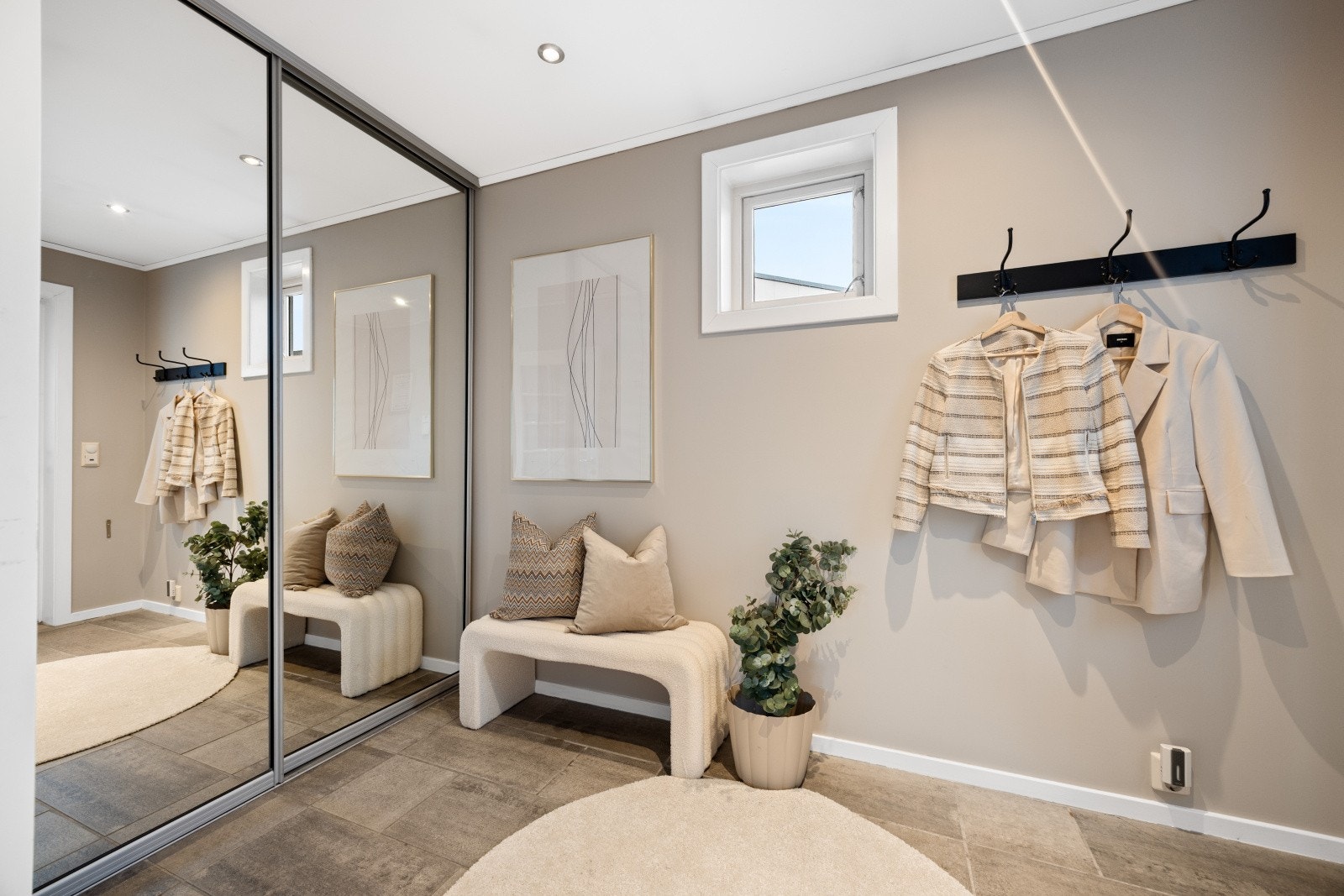 Den store skyvedørsgarderoben i gangen gir rikelig med lagringsplass for yttertøy. Galleribilde