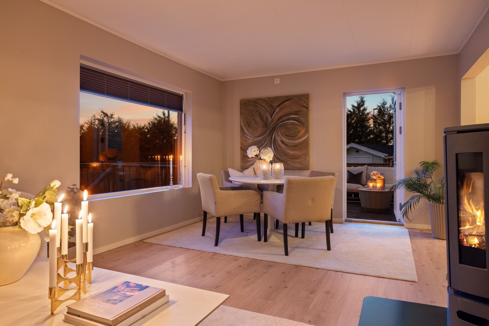 Fra spisestuen er det direkte utgang til den store terrassen. Galleribilde