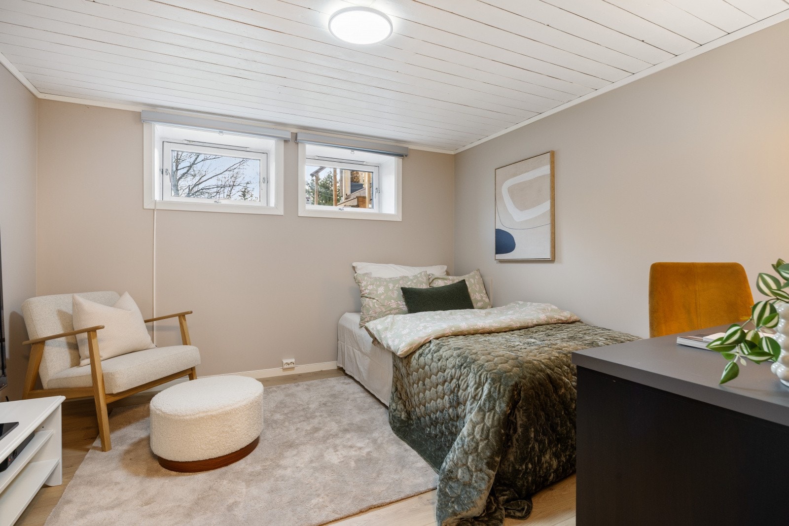 Innredet rom i kjeller som benyttes som soverom. Vinduene tilfredsstiller ikke dagens krav til rømningsvei. Galleribilde