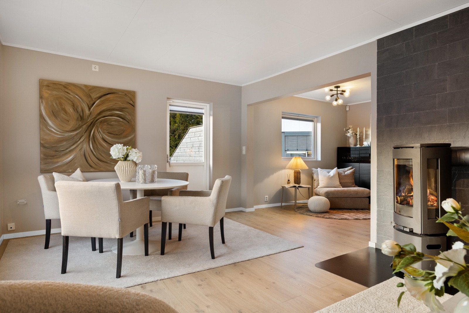 Spisestuen har god plass til et stort spisebord for hyggelige sammenkomster. Galleribilde