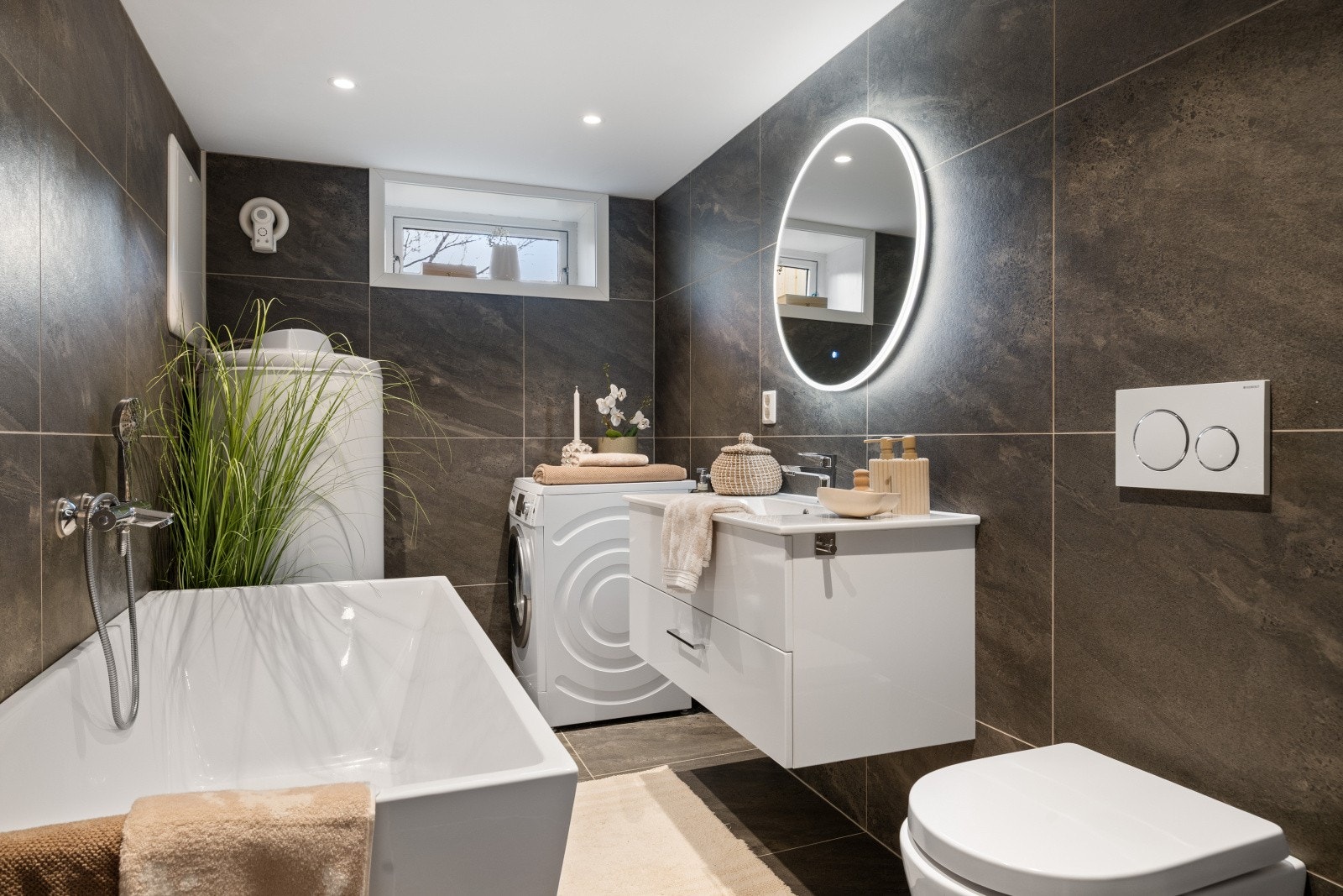 Badet i kjelleren ble renovert i 2021 og utstyrt med badekar og opplegg for vaskemaskin. Galleribilde