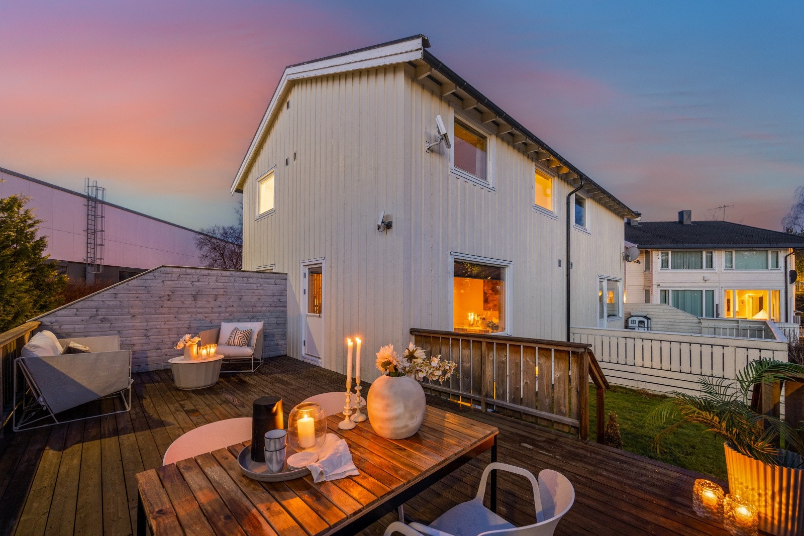 DNB Eiendom v/Islam Z. Gerikhanov tlf. 46215058 ønsker deg velkommen til en innholdsrik halvpart av en tomannsbolig over to plan + kjeller, vesentlig oppgradert i 2021. Galleribilde