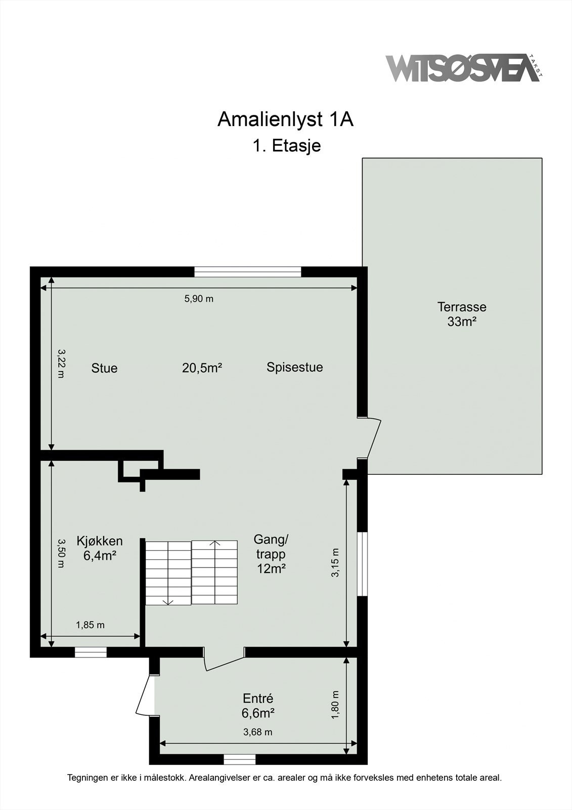 Første etasje har en fin planløsning med entré, gang, kjøkken samt stue/spisestue med utgang til terrasse. Galleribilde