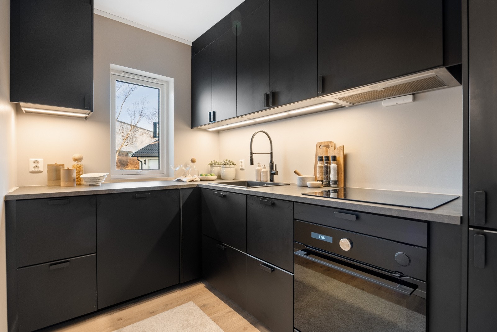 Kjøkkenet ble oppgradert i 2021 og har slette fronter og en solid laminert benkeplate. Galleribilde