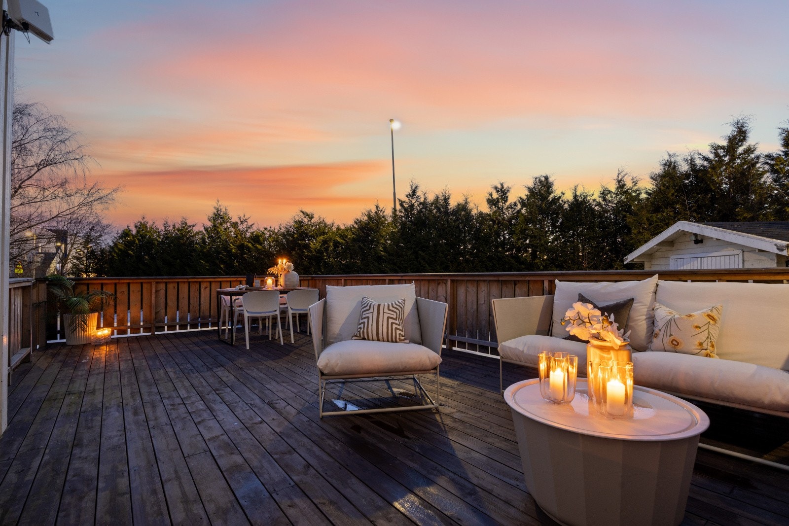 Den romslige terrassen på 33 m² har god plass til både sittegruppe og spisebord. Galleribilde