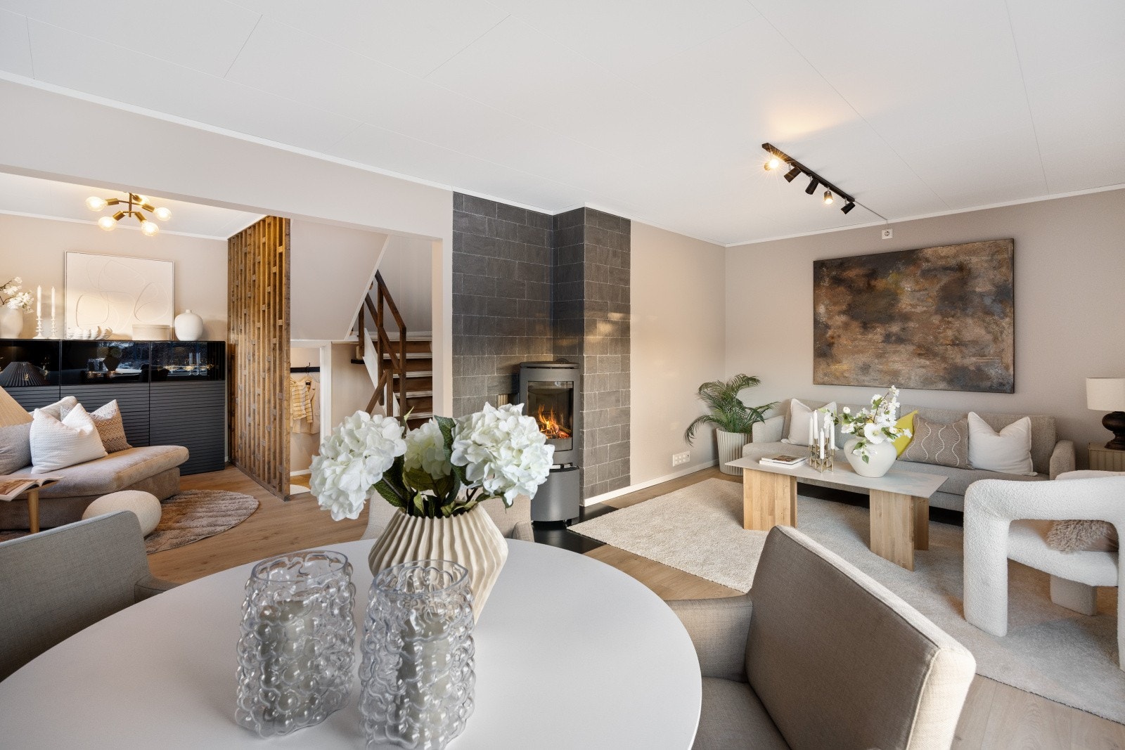 Alle overflater i oppholdsrommene ble pusset opp i 2021, noe som gir et helhetlig inntrykk. Galleribilde