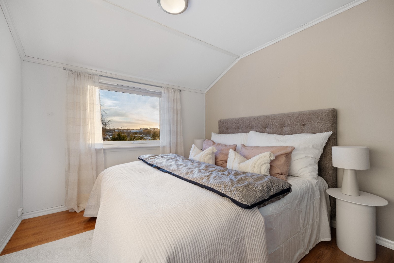 Hovedsoverommet har god plass til dobbeltseng og garderobeløsning. Galleribilde