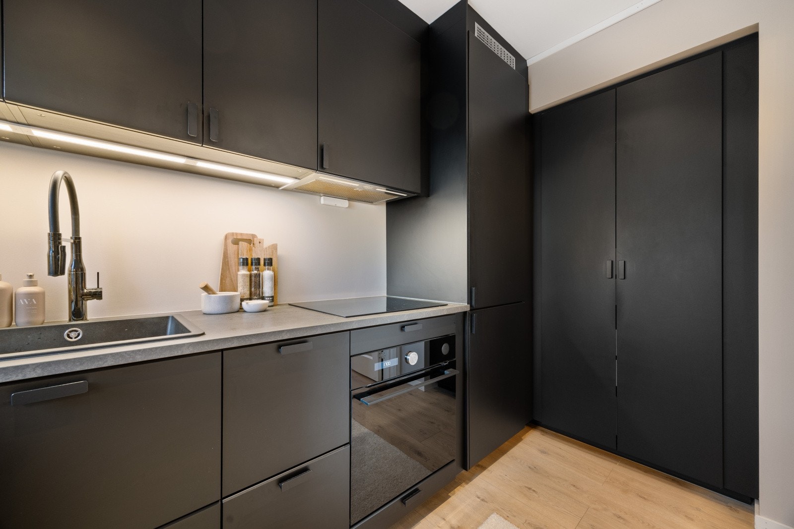 Her er det integrert kombiskap, oppvaskmaskin, platetopp og stekeovn. Galleribilde